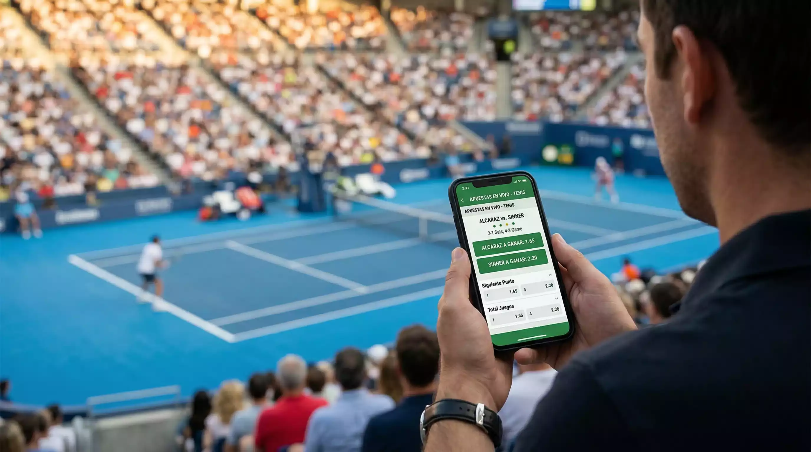 Espectador siguiendo un partido de tenis en su telefono movil desde las gradas de Melbourne Park