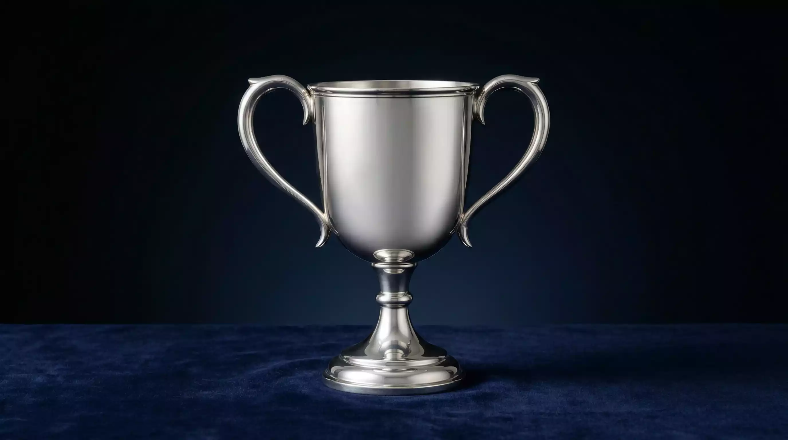 Trofeo Norman Brookes Challenge Cup del Open de Australia sobre una mesa junto a la pista de Melbourne Park
